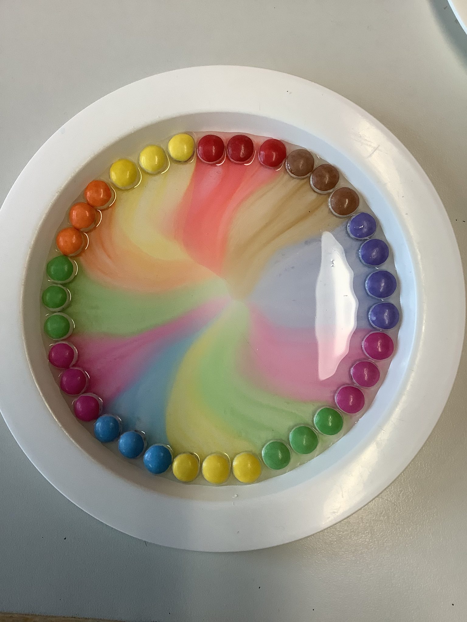 Die Experimente AG wird bunt – Christophorus-Schule Düren