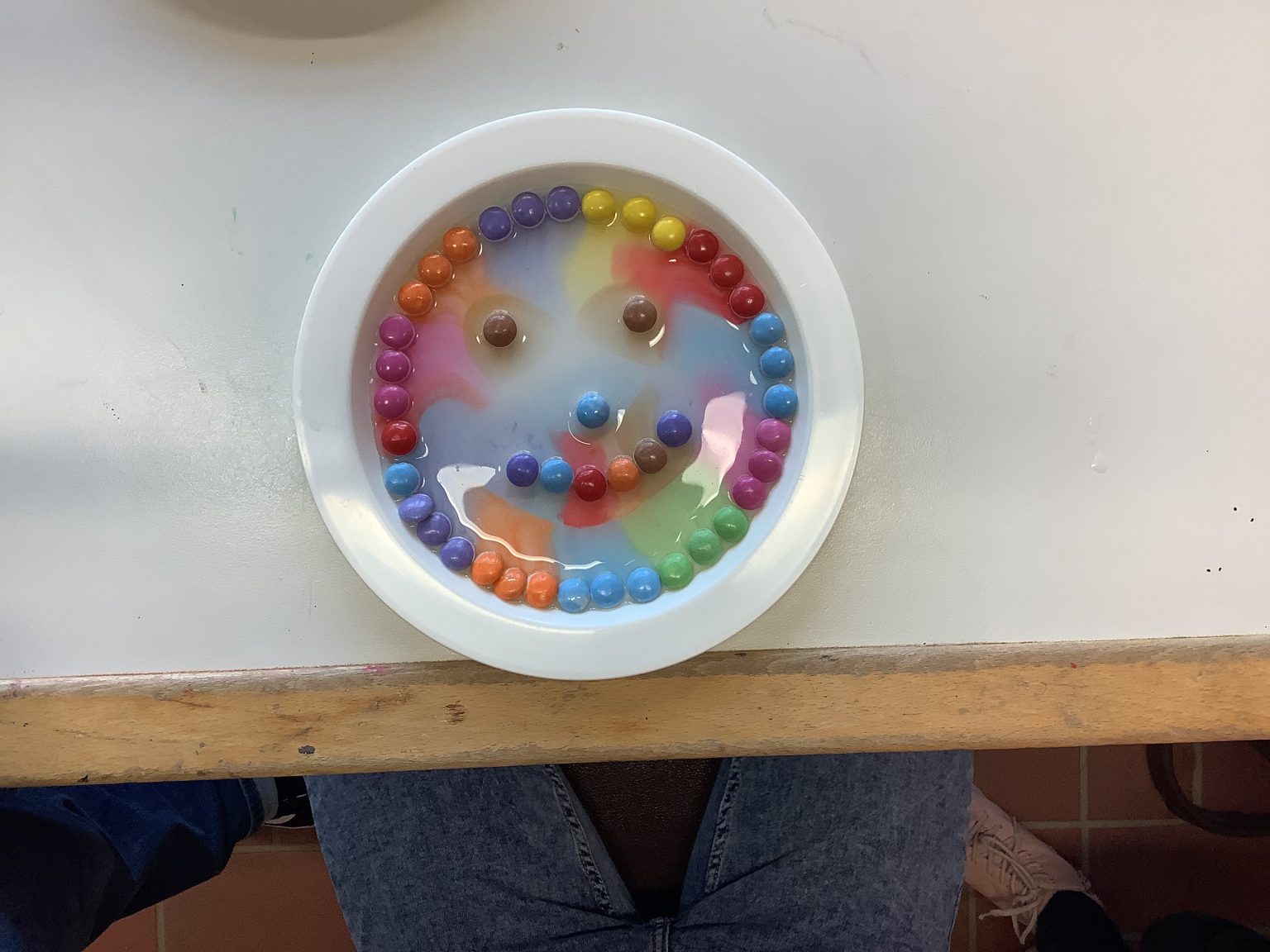 Die Experimente AG wird bunt – Christophorus-Schule Düren
