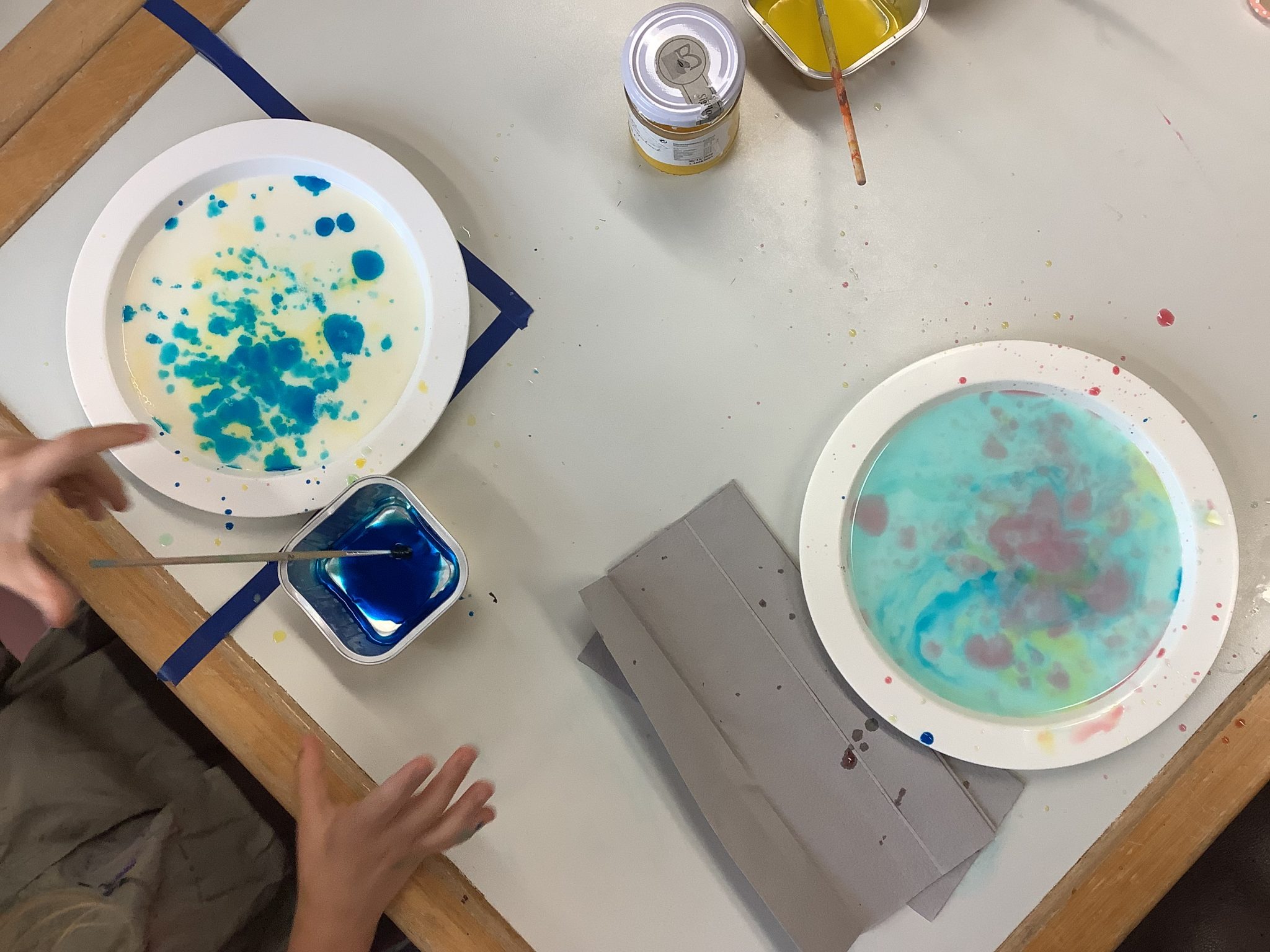 Die Experimente AG wird bunt – Christophorus-Schule Düren